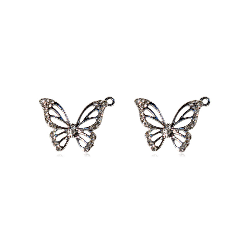 Papillon ajouré et entièrement serti de diamants.