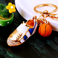 Porte-clés tendance en alliage de zinc avec cordon tressé, motif chaussure de basket-ball et cœur, pour sac, cadeau mignon pour couple