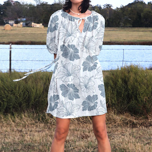 Vestido casual de rayón suave 100% con diseño OEM, elegante cuello con cordón, mangas farol, estampado tie-dye personalizado, mini vestido. - Product Image 2