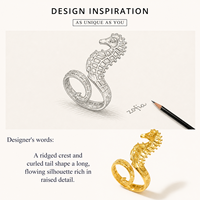 Bague ouverte réglable en acier inoxydable plaqué or 14K sous vide, motif hippocampe sculptural texturé, design affirmé