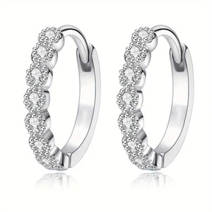 Orecchini Minimalisti per Donne, Design Delicato e Piccolo, Accessori per Orecchie da Indossare Ogni Giorno - Product Image 1