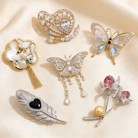 Broches XUPING en gros pour cadeaux de mariage, accessoires de mode papillon, fleur, perle, grande épingle, broches animales pour femmes