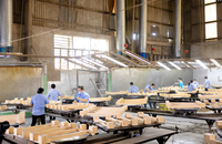 Cadre de canapé en bois massif moderne avec une structure solide pour le mobilier de salon