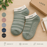Chaussettes de yoga antidérapantes vert sauge à rayures, avec logo et maintien de la cheville, flexibles, pour studio, vente en gros, développement tricoté, inspection qualité