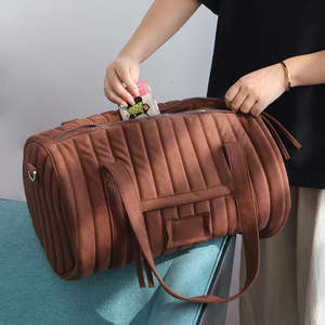 Bolsa de Viaje de Gamuza Acolchada Personalizada con Logotipo para Mujer, Bolsa de Gimnasio, Bolsa de Fin de Semana, Bolsa de Hombro con Correa Cruzada - Product Image 6