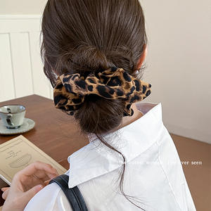 Coleteros con Estampado de Leopardo Estilo Euroamericano, Lindos Coleteros de Satén Doble con Puntos, Coleteros Femeninos, Accesorios para el Cabello al por Mayor de Fábrica - Product Image 2