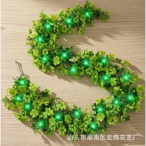 พวงหรีดใบโคลเวอร์ประดิษฐ์ 180 ซม. สีเขียว พร้อมไฟ LED สำหรับตกแต่งประตูในวันเซนต์แพทริก - Product Image 4