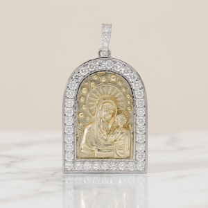 Colgante Religioso de Moissanita Virgen María, Diseño de Arco en Oro de 18K, Engaste de Bisel, Corte Brillante Redondo, Joyería Católica Unisex - Product Image 5
