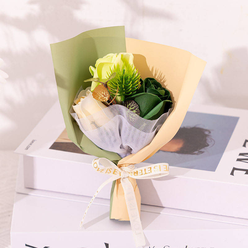 ช่อดอกไม้เล็กๆ 3 ดอกสีเขียว