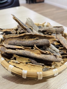 แท่งอบเชยอบแห้งแบบดิบจากเวียดนามที่เก็บเกลือหอมหวานสำหรับเครื่องดื่มชาเครื่องเทศผลิตขายปลีก - Product Image 6