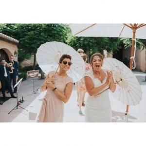 Parasol artisanal rouge de 84 cm en bambou et papier de coton avec logo personnalisé pour les mariées et les demoiselles d'honneur - Product Image 6