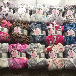 Prezzo più economico della fabbrica vendita calda 100% poliestere corallo pile stock <span class=keywords><strong>accappatoio</strong></span> stock <span class=keywords><strong>accappatoio</strong></span> - Product Image 3