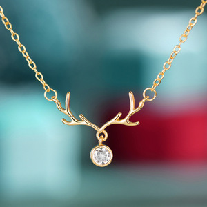 Collana con Ciondolo a Forma di Corna di Cervo in Oro Giallo con Cristalli e Strass, Design Minimalista per Uso Quotidiano, Unisex con Catena a Maglia - Product Image 1