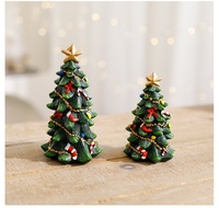 Weihnachtsbaum-Trommelständer-Ornamente schmücken Bürotische, Nachttische und Schreibtische mit Mini-Weihnachtsbaum-Ornamenten aus Kunstharz.