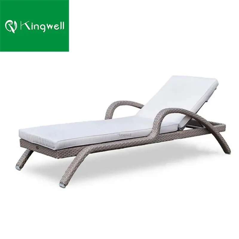 Vente en gros de meubles d'extérieur empilables Lit de soleil en rotin PE Chaise longue de plage pour piscine avec coussin