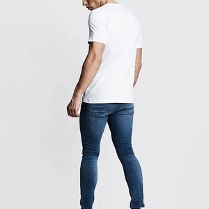 T-shirt all'ingrosso bianche e nere, in cotone Pima, elasticizzate, da <span class=keywords><strong>uomo</strong></span>, personalizzabili, sportive, slim fit, aderenti. - Product Image 3