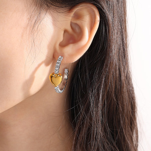 ต่างหูทองคำรูปหัวใจประดับเพชรสำหรับใส่ทุกวัน - Product Image 4