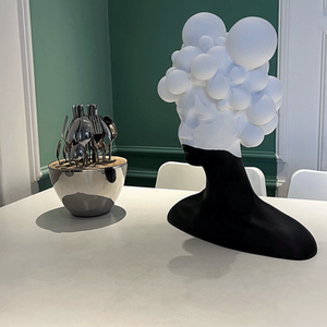 Scultura d'Arte Contemporanea Personalizzata di Alta Qualità, Statua di Donna Misteriosa in Fibra di Vetro e Resina, Ornamento in Vendita - Product Image 3