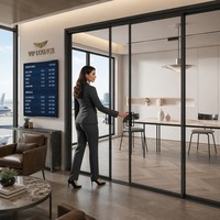 Porte coulissante en aluminium pour hall d'hôtel, cadre luxueux avec accents dorés et verre trempé transparent, quincaillerie de qualité hôtelière