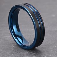 6mm 8mm Style élégant noir de tungstène brossé rainure décalée bleu à l'intérieur de l'anneau de placage noir pour hommes anneau de carbure de tungstène bleu