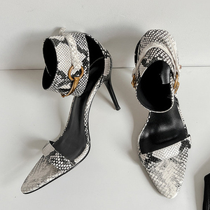 Zapatos de tacón de aguja alto para mujer con una sola tira, sandalias de vestir con punta abierta, adorno metálico y estampado de serpiente - Product Image 5