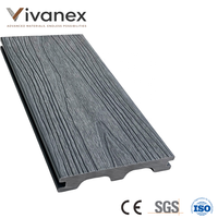 Planche de terrasse WPC moderne pour villa côtière, extérieure, imperméable, anti-pourriture, gris, grain de bois embossé, système d'installation DIY par clic