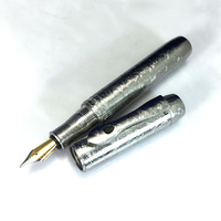 Stylo plume M3849F JR en météorite naturelle, cristal de météorite verte, largeur d'écriture 1,0 mm, encre noire, capuchon à vis type cigare