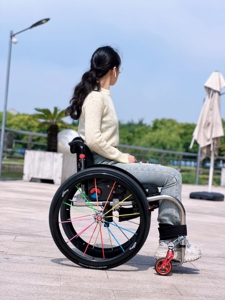 Silla <span class=keywords><strong>de</strong></span> <span class=keywords><strong>ruedas</strong></span> manual ultraligera <span class=keywords><strong>de</strong></span> alta gama con respaldo plegable manual, se pueden añadir <span class=keywords><strong>ruedas</strong></span> antivuelco y reposabrazos para personas con discapacidad. - Product Image 5