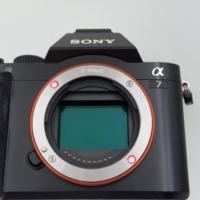 Appareil photo hybride Sony A7 + objectif 28-70 F4 d'occasion, appareil photo hybride d'occasion A+, appareil photo hybride plein format d'occasion 24,3 MP avec Wi-Fi et écran tactile