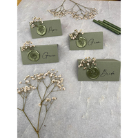 Cartes de nom de mariage personnalisées en papier artistique vert sauge et or Gypsophila avec estampage à chaud, collection Boutique Bunny Tails