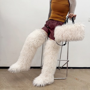 Stivali al Ginocchio in Pelliccia di Barboncino da 72CM per <span class=keywords><strong>Donna</strong></span>, Set di Stivali da Neve in Finta Pelliccia e Borsa, Morbidi Stivali Alti al Ginocchio in Pelliccia Mongola con Punta Rotonda - Product Image 2