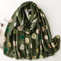 Nouvelle Collection 2026 : Écharpes Longues Personnalisées en Satin Viscose Doré à Pois, Bords Bruts, Vente Directe Usine pour Femme