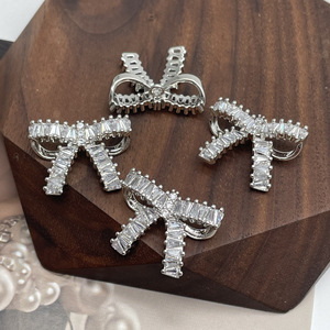 Sang Trọng Đầy Đủ Kim Cương Ban Đầu Thư Nút Cho Dresses Hợp Thời Trang Sáng Bóng Rhinestone Bảng Chữ Cái W Tay May Pha Lê Nút Bán Buôn - Product Image 6