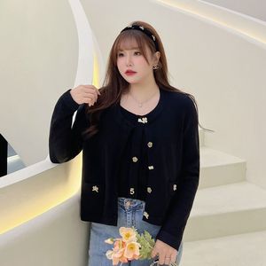 ชุดถักนิตติ้งสำหรับผู้หญิงไซส์ใหญ่ Runqi สีดำ เสื้อคลุมคาร์ดิแกนและเสื้อสายเดี่ยวลายดอกไม้ ติดกระดุม สไตล์หรูหรา สำหรับผู้ใหญ่ - Product Image 4