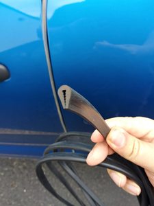 Sharp Edge U Channel Edge <span class=keywords><strong>D</strong></span>écorer la <span class=keywords><strong>bande</strong></span> de joint de protection en caoutchouc EPDM profilé en <span class=keywords><strong>aluminium</strong></span> <span class=keywords><strong>Bande</strong></span> de bordure en forme de U - Product Image 5