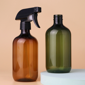 Botella de Spray de Plástico Redonda Boston de 500 ml (16 oz) Ecológica, Transparente Ámbar, con Funda de Silicona Negra Mate y Pulverizador - Product Image 1