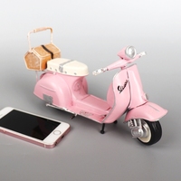 Collection d'armoires à fenêtres en fer forgé modèle scooter mouton vintage décoré de pièces nostalgiques