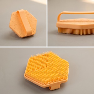 Brosse de massage du cuir chevelu en silicone légère et anti-emmêlement avec sangle de maintien facile, brosse à shampoing portable pour le lavage des cheveux en voyage - Product Image 6