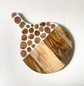 Tabla de Cortar de Madera de Mango y Resina de Ébano Ecológica con Asa, Diseño Ondulado Elegante para Uso en la Cocina - Product Image 1