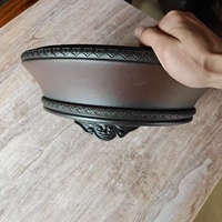 Pot artisanal non verni de style antique de haute qualité avec un design de pieds en forme de nuage