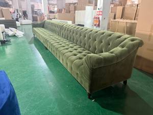 Canapé Chesterfield moderne en velours, forme allongée, tissus et éponges ignifuges, pour salon de villa. - Product Image 4