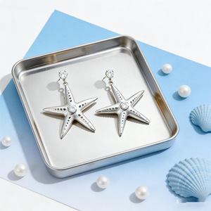 Boucles d'oreilles clous en or 14K rempli, design queue de poisson lignes simples, moissanite VVS GRA taille ronde, bijoux pour femme au quotidien - Product Image 3