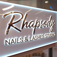 Logotipo personalizado Mini retroiluminado titanio oro resina letras Acero inoxidable LED puerta cabeza publicidad signo iluminado cartelera