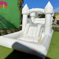Structure gonflable commerciale moderne blanche pure, combinant trampoline et piscine à balles, pour mariages, fêtes, événements et comme accessoire photo