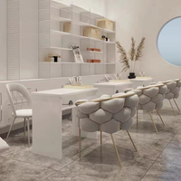 Chaise moderne luxueuse pour salon de beauté et manucure Meubles de salon en cuir synthétique Chaise de café en métal doré pour restaurant