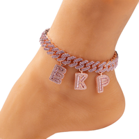 Promotion : Chaîne cubaine rose, Breloques initiales baguette roses, Bracelets de cheville pour femmes avec lettres