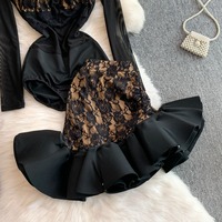 Ensemble deux pièces en dentelle noire printemps-automne 2026 pour femme : Body rembourré cœur et mini-jupe à volants – Tenue élégante et ravissante