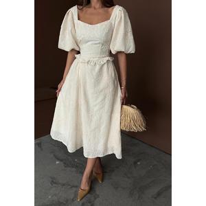 Robe de soirée vintage beige en organza brodée à manches ballon, col carré, coupe trapèze, faite à la main, vente en gros - Product Image 1