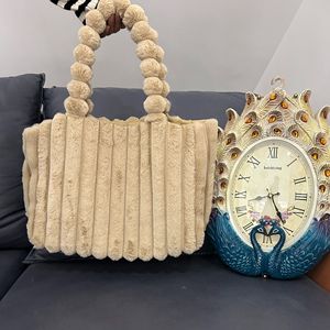 NUEVO Invierno Última Moda Logotipo personalizado Suave Gran capacidad Ligero Piel Esponjosa Felpa Bolsa de mano - Product Image 5