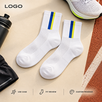 Chaussettes de course athlétiques respirantes à maille ventilée, gestion de l'humidité, maintien du talon, bout plat, couleur blanche avec bande latérale, ajustement parfait pour la course